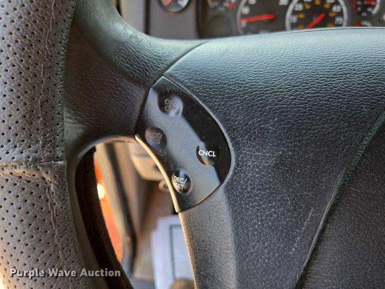 image for item ED2037 2015 Freightliner Cascadia semi truck