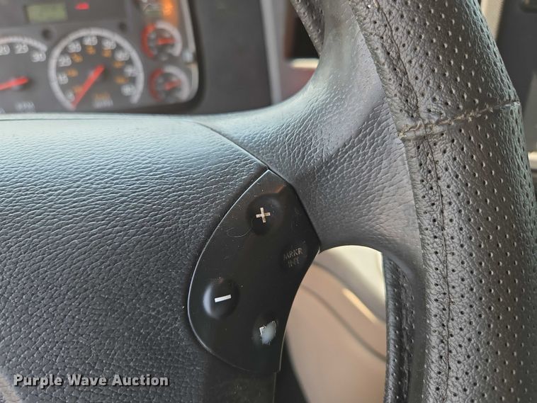 image for item ED2037 2015 Freightliner Cascadia semi truck