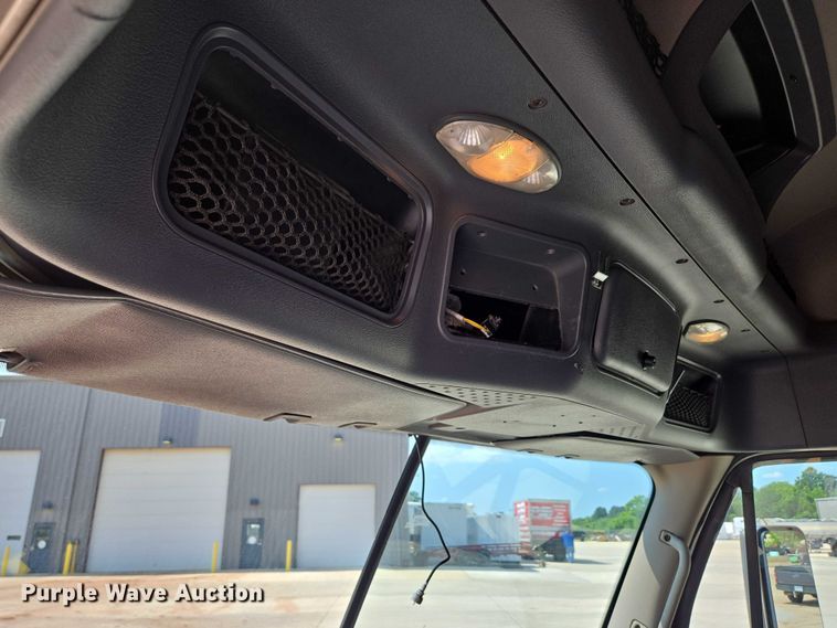 image for item ED2037 2015 Freightliner Cascadia semi truck