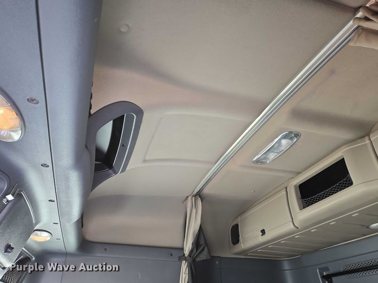 image for item ED2037 2015 Freightliner Cascadia semi truck