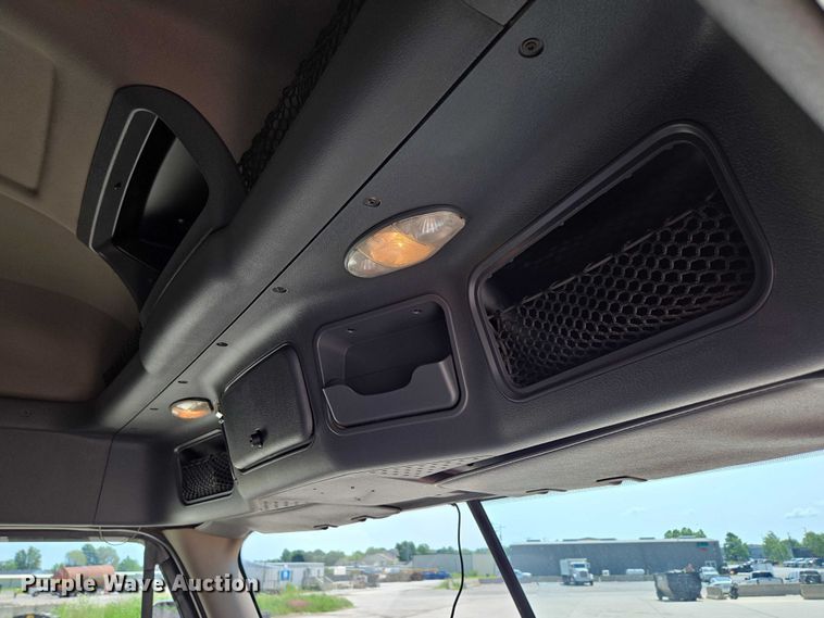 image for item ED2037 2015 Freightliner Cascadia semi truck