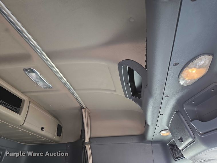 image for item ED2037 2015 Freightliner Cascadia semi truck