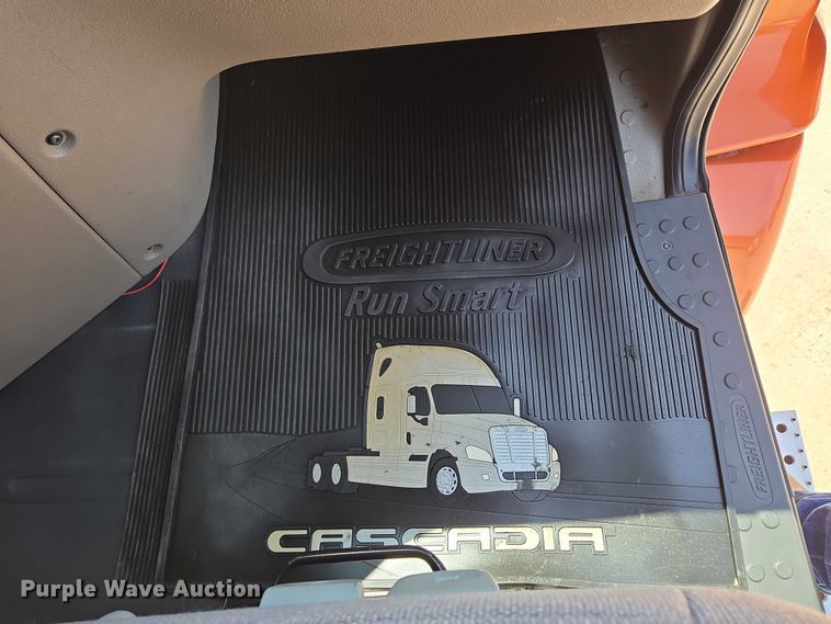 image for item ED2037 2015 Freightliner Cascadia semi truck