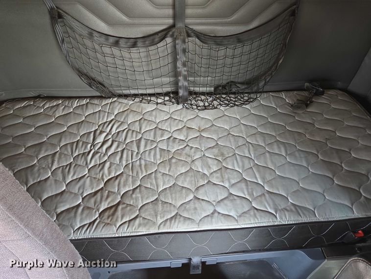 image for item ED2037 2015 Freightliner Cascadia semi truck