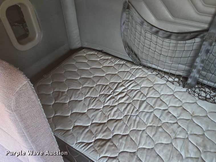 image for item ED2037 2015 Freightliner Cascadia semi truck