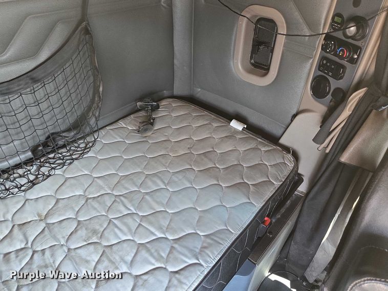 image for item ED2037 2015 Freightliner Cascadia semi truck