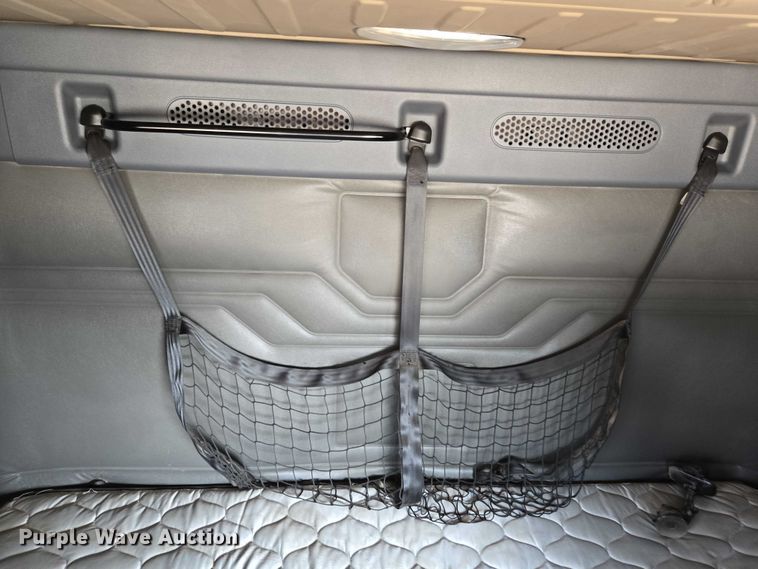 image for item ED2037 2015 Freightliner Cascadia semi truck