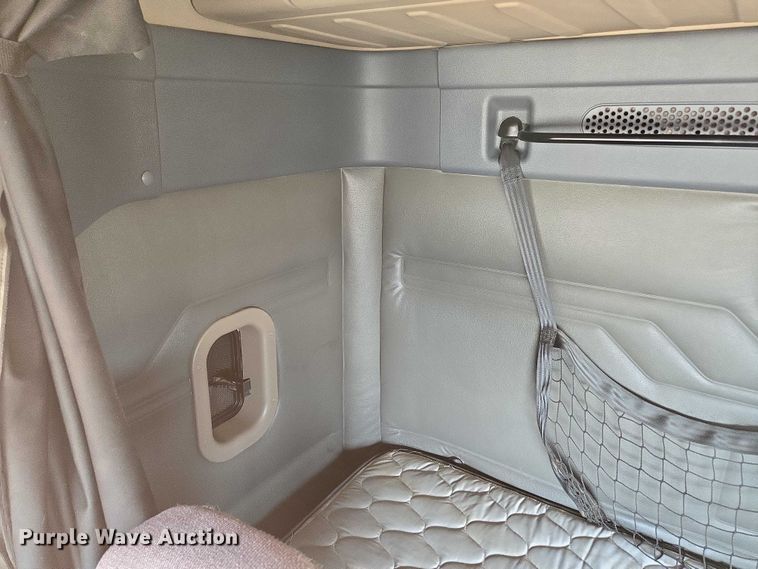 image for item ED2037 2015 Freightliner Cascadia semi truck