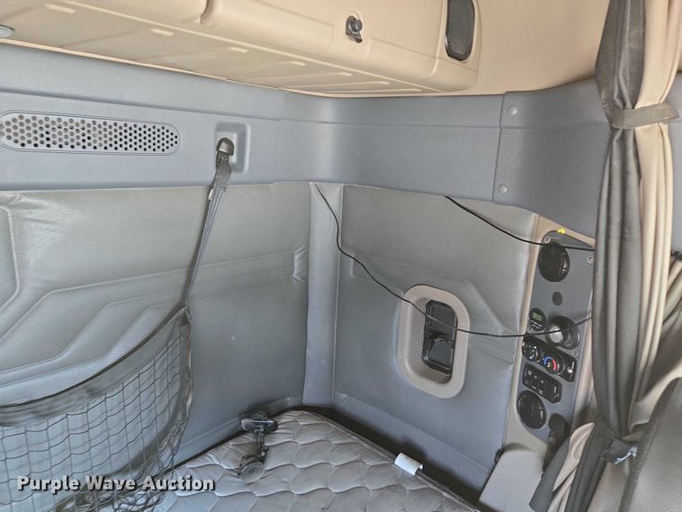 image for item ED2037 2015 Freightliner Cascadia semi truck