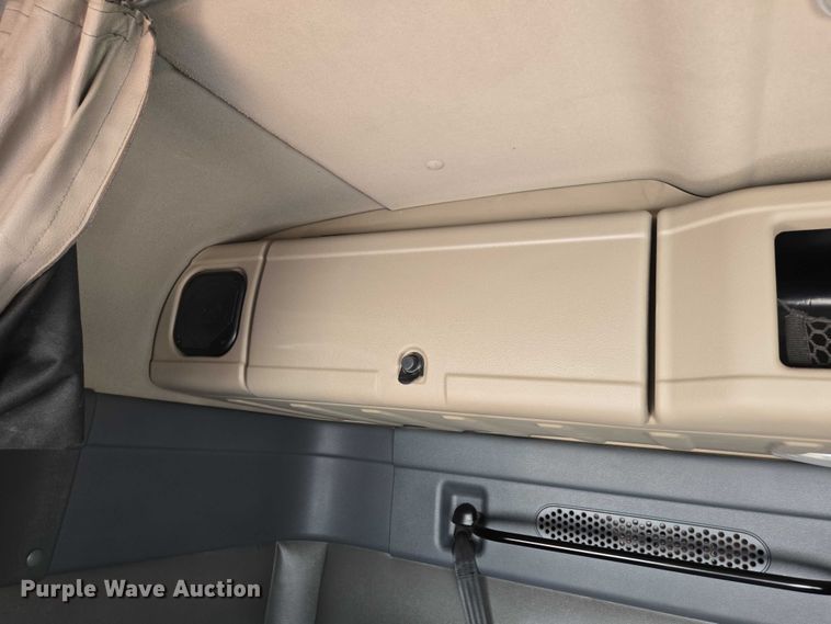 image for item ED2037 2015 Freightliner Cascadia semi truck