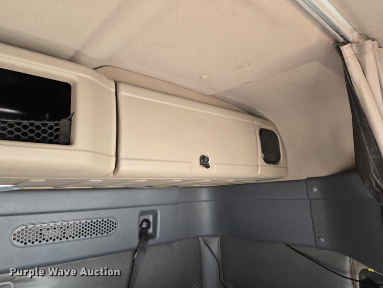 image for item ED2037 2015 Freightliner Cascadia semi truck