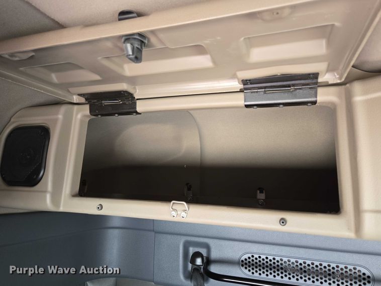 image for item ED2037 2015 Freightliner Cascadia semi truck