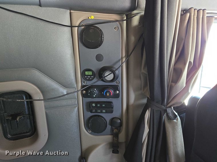 image for item ED2037 2015 Freightliner Cascadia semi truck