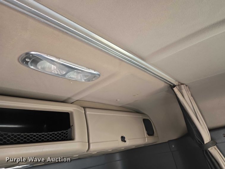 image for item ED2037 2015 Freightliner Cascadia semi truck