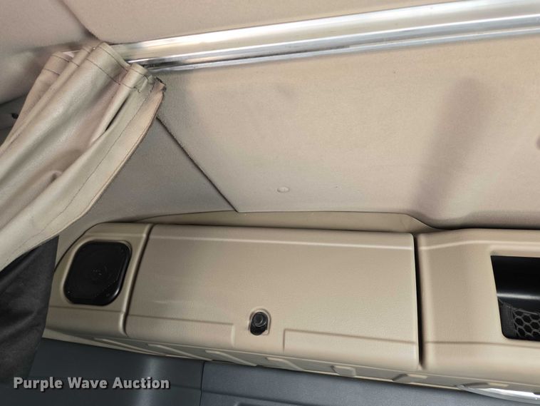 image for item ED2037 2015 Freightliner Cascadia semi truck