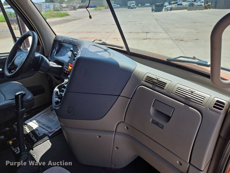 image for item ED2037 2015 Freightliner Cascadia semi truck