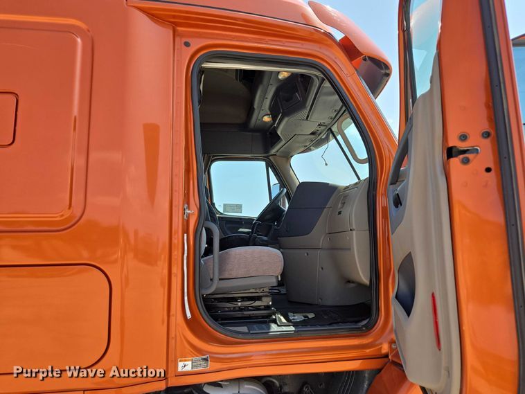 image for item ED2037 2015 Freightliner Cascadia semi truck