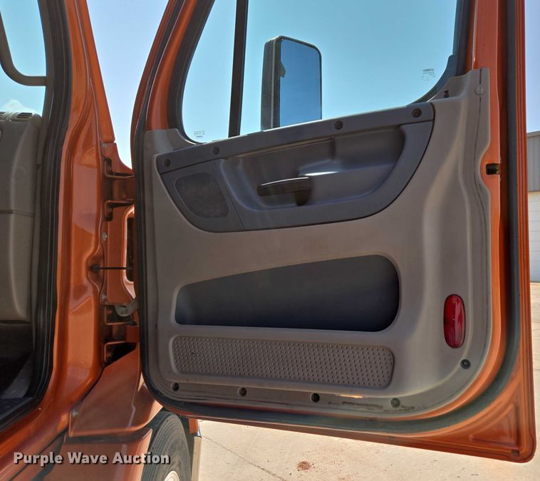 image for item ED2037 2015 Freightliner Cascadia semi truck