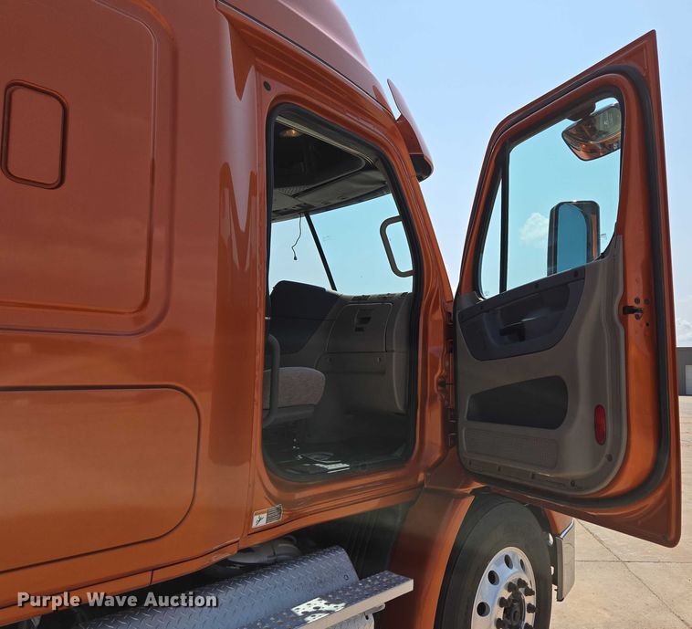 image for item ED2037 2015 Freightliner Cascadia semi truck