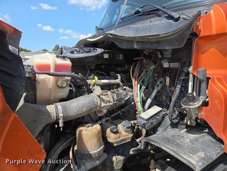 image for item ED2037 2015 Freightliner Cascadia semi truck