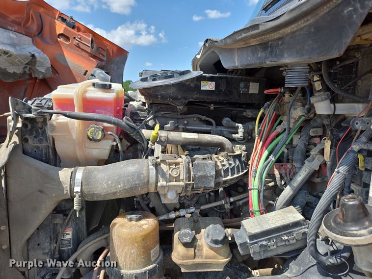 image for item ED2037 2015 Freightliner Cascadia semi truck