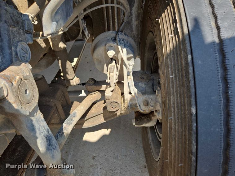 image for item ED2037 2015 Freightliner Cascadia semi truck