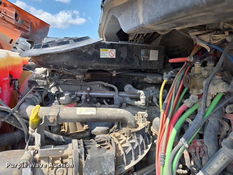 image for item ED2037 2015 Freightliner Cascadia semi truck