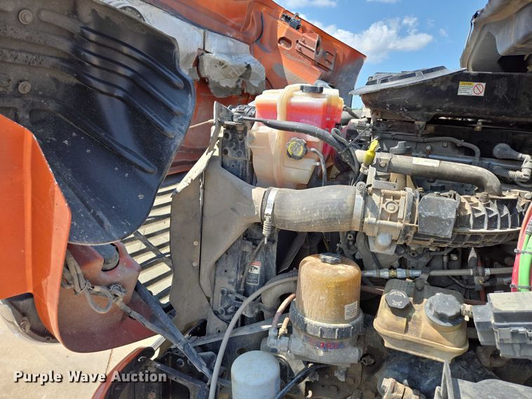 image for item ED2037 2015 Freightliner Cascadia semi truck