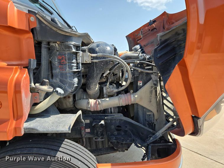 image for item ED2037 2015 Freightliner Cascadia semi truck