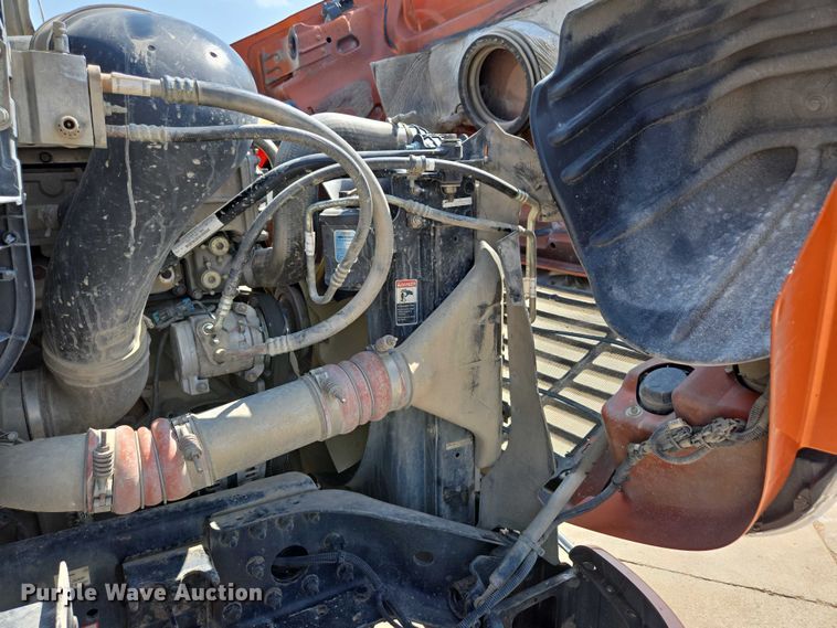 image for item ED2037 2015 Freightliner Cascadia semi truck