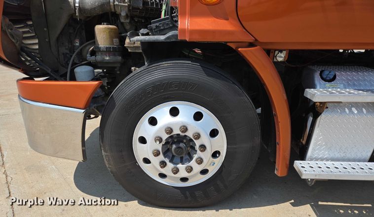 image for item ED2037 2015 Freightliner Cascadia semi truck