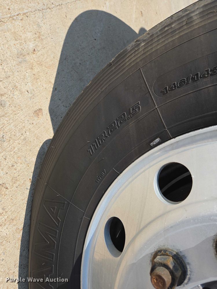 image for item ED2037 2015 Freightliner Cascadia semi truck