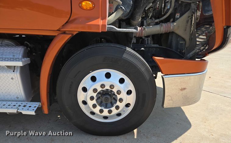 image for item ED2037 2015 Freightliner Cascadia semi truck