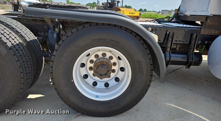 image for item ED2037 2015 Freightliner Cascadia semi truck