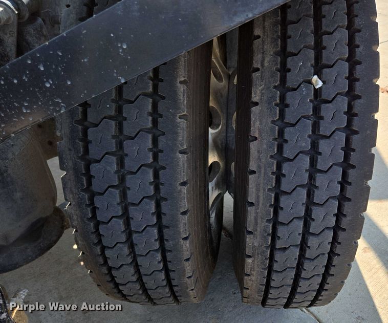 image for item ED2037 2015 Freightliner Cascadia semi truck