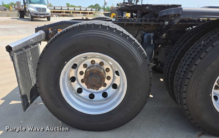 image for item ED2037 2015 Freightliner Cascadia semi truck