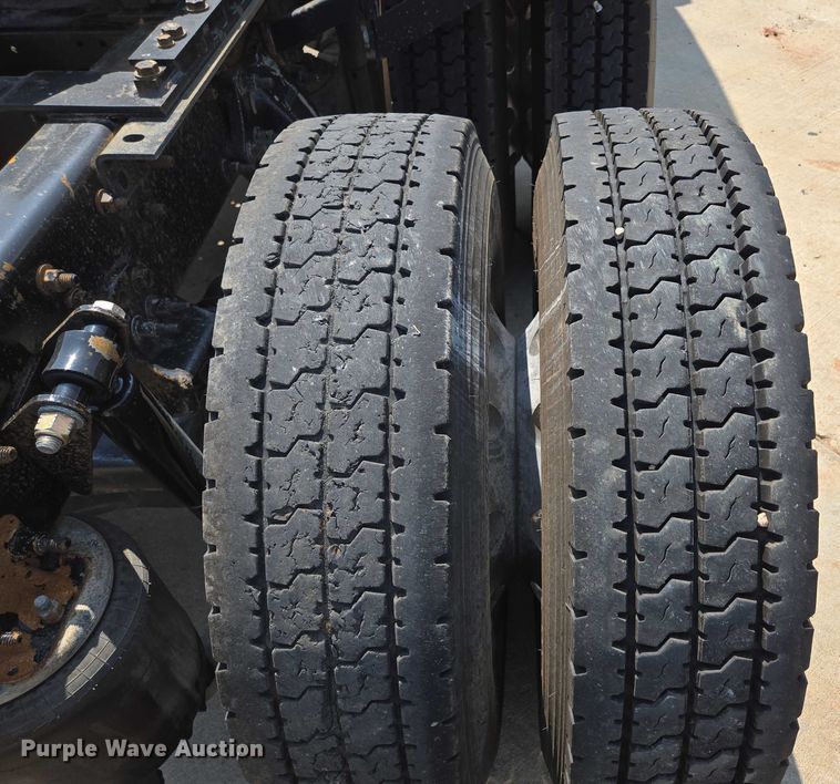 image for item ED2037 2015 Freightliner Cascadia semi truck