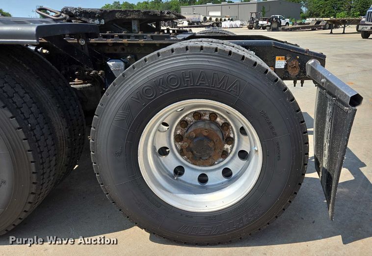 image for item ED2037 2015 Freightliner Cascadia semi truck