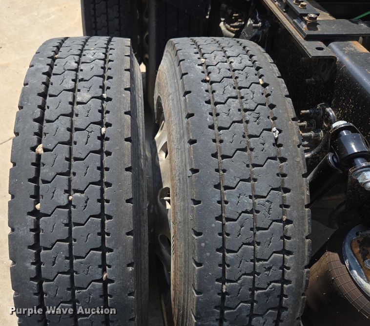 image for item ED2037 2015 Freightliner Cascadia semi truck