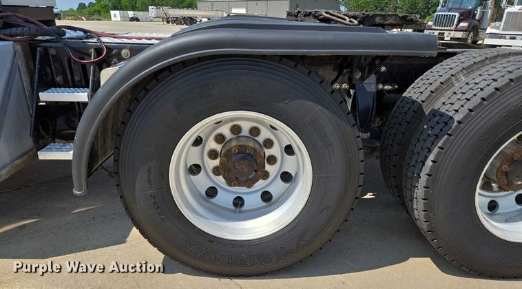 image for item ED2037 2015 Freightliner Cascadia semi truck