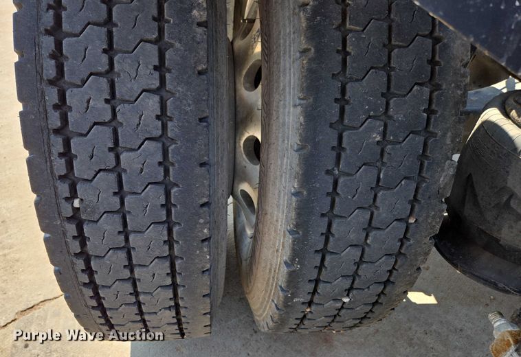 image for item ED2037 2015 Freightliner Cascadia semi truck