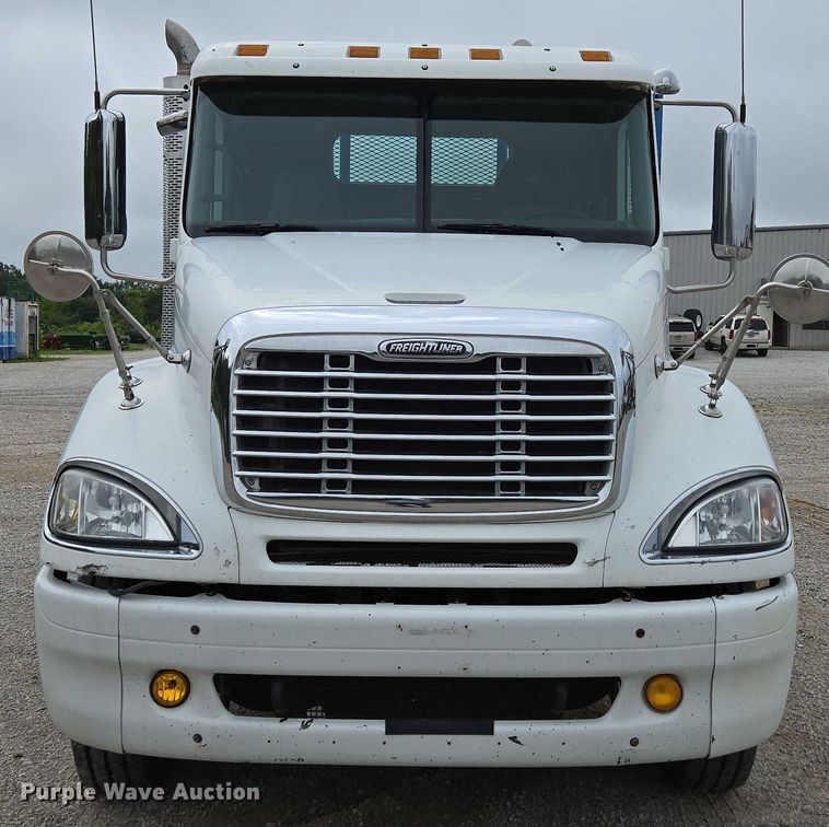 image for item ED2044 2007 Freightliner Columbia flatbed truck