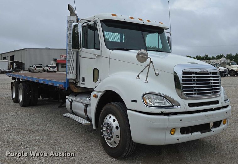 image for item ED2044 2007 Freightliner Columbia flatbed truck