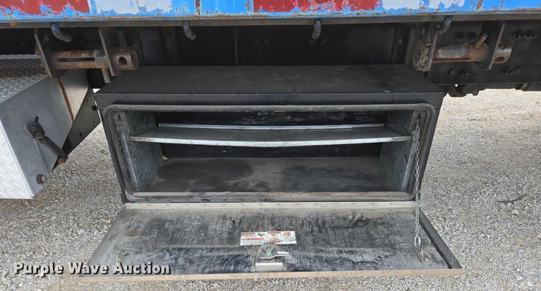 image for item ED2044 2007 Freightliner Columbia flatbed truck