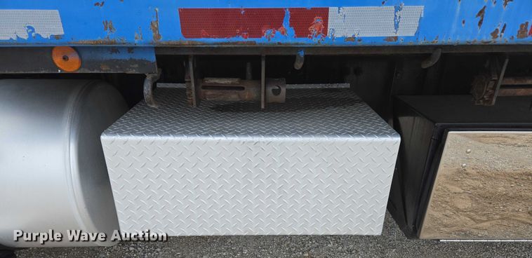 image for item ED2044 2007 Freightliner Columbia flatbed truck