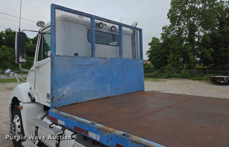 image for item ED2044 2007 Freightliner Columbia flatbed truck