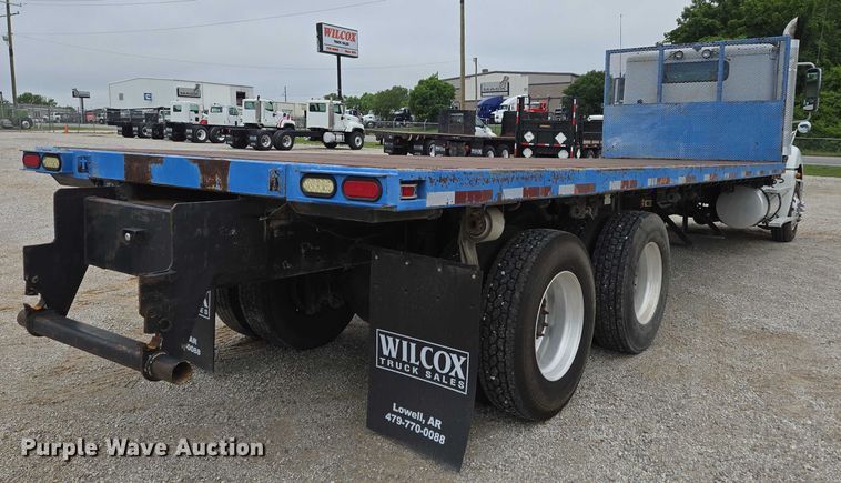 image for item ED2044 2007 Freightliner Columbia flatbed truck