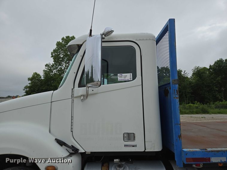 image for item ED2044 2007 Freightliner Columbia flatbed truck