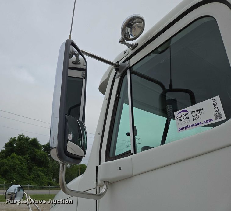 image for item ED2044 2007 Freightliner Columbia flatbed truck
