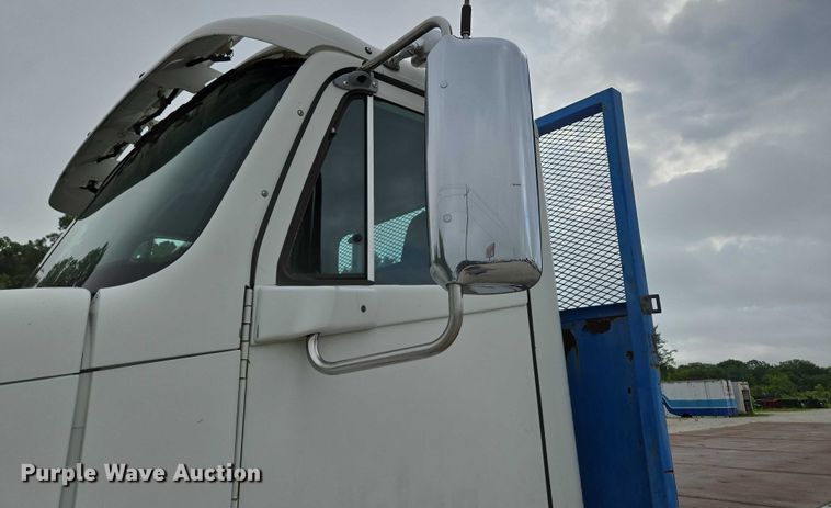 image for item ED2044 2007 Freightliner Columbia flatbed truck